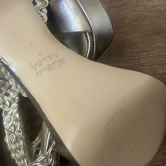 Giancarlo Paoli 9.5 NWOT ultra lux Gold with tiny silver hue stilettos - Picture 7 of 15